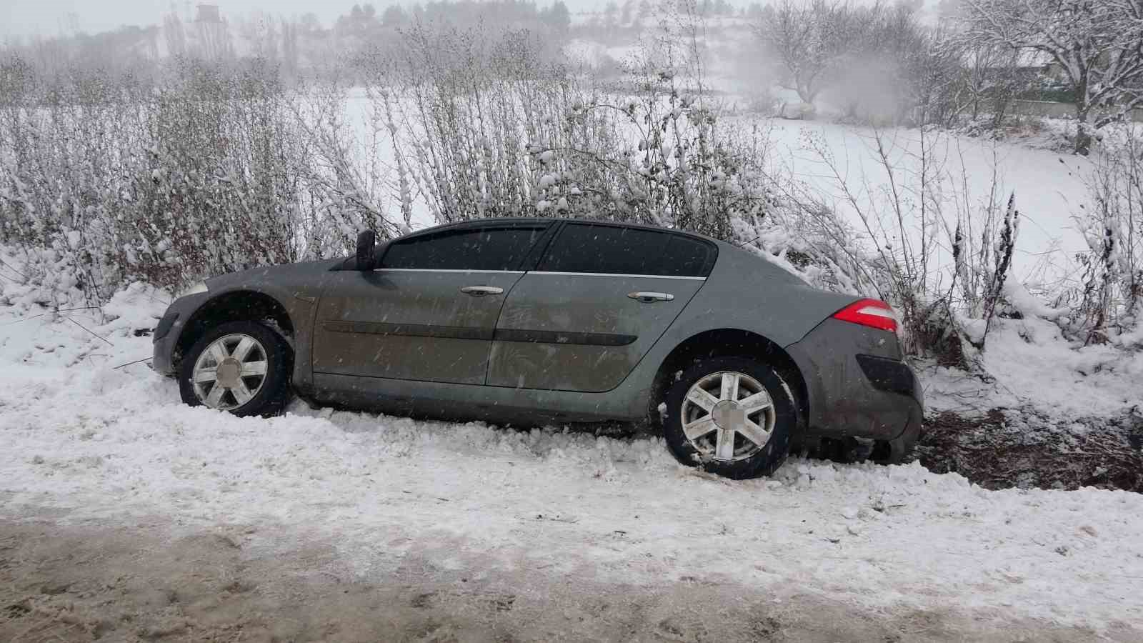 kar-kazayi-beraberinde-getirdi-yan-yatan-otomobildeki-4-kisi-yaralandi