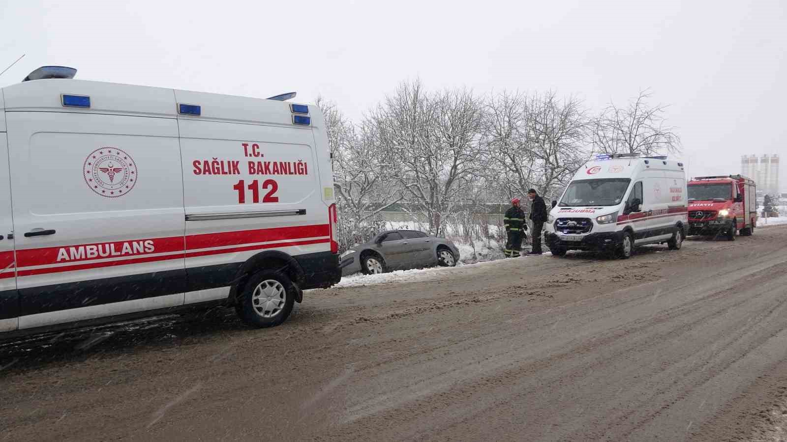 kar-kazayi-beraberinde-getirdi-yan-yatan-otomobildeki-4-kisi-yaralandi