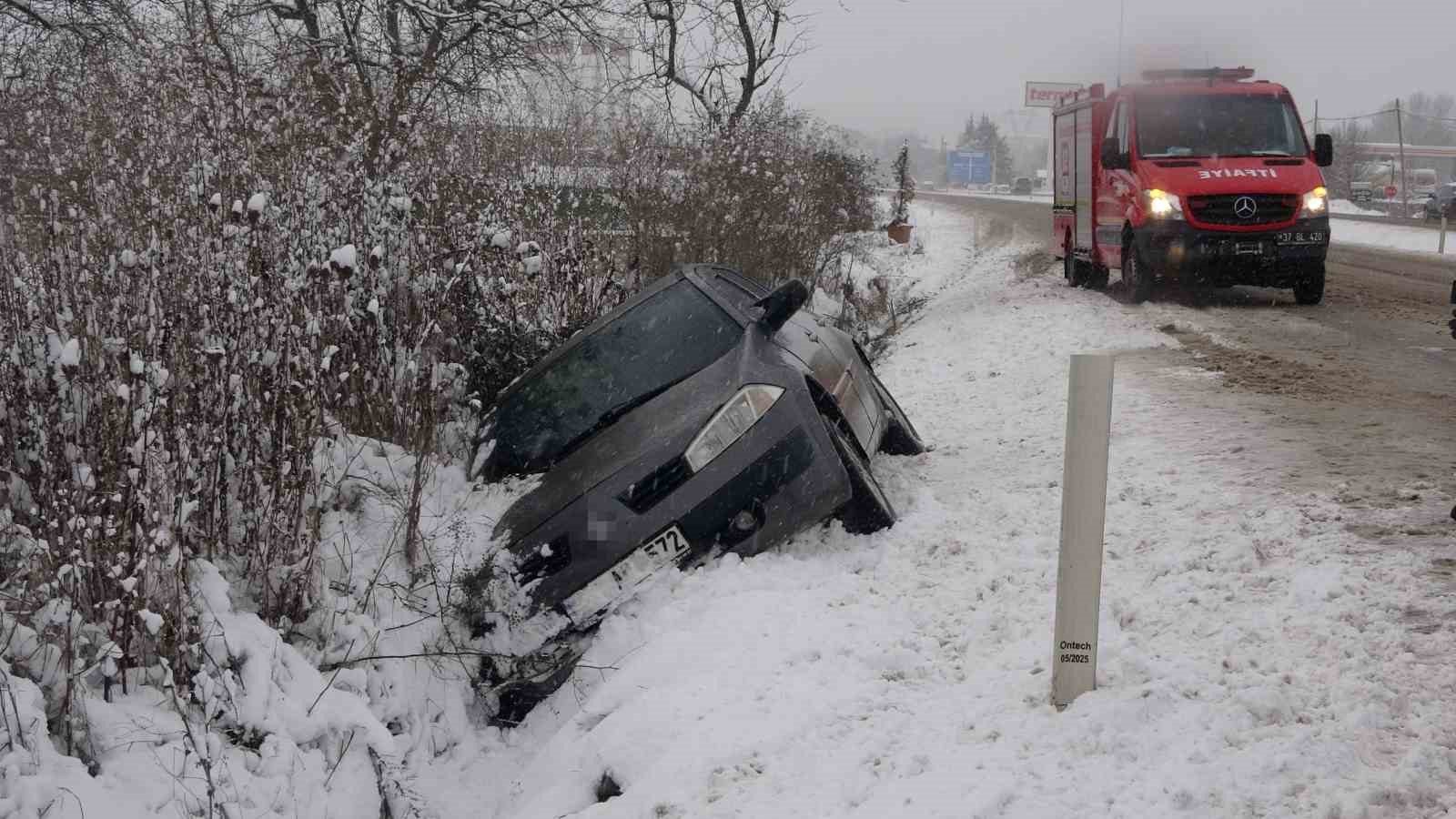 kar-kazayi-beraberinde-getirdi-yan-yatan-otomobildeki-4-kisi-yaralandi