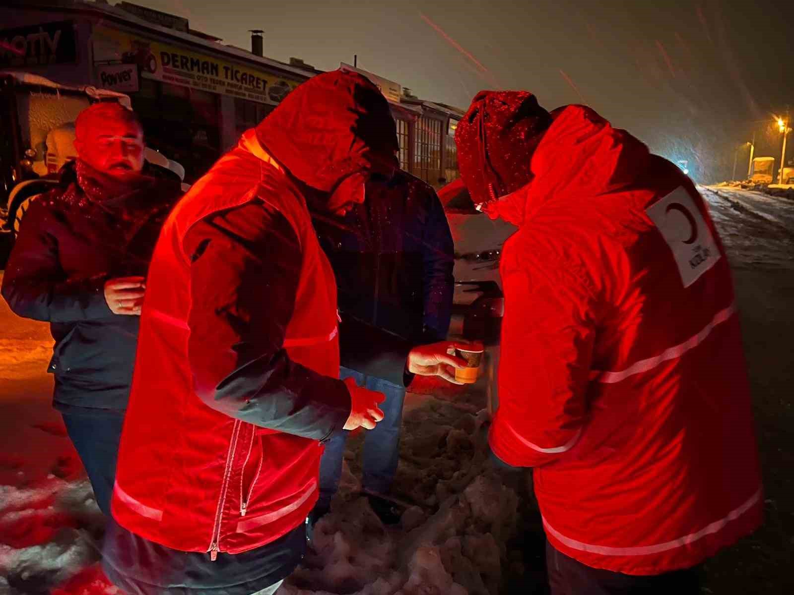 kar-sebebiyle-kapanan-yolda-ekiplerden-vatandaslara-sicak-icecek-ikrami