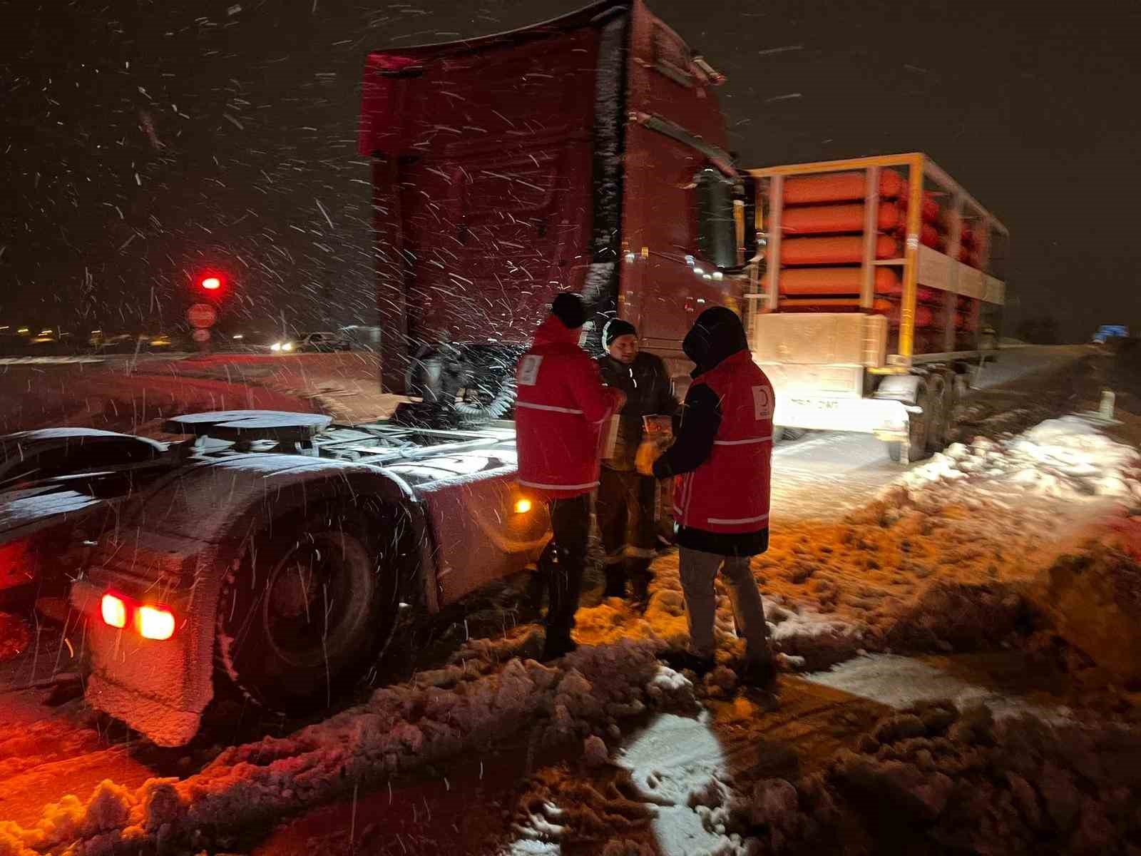 kar-sebebiyle-kapanan-yolda-ekiplerden-vatandaslara-sicak-icecek-ikrami