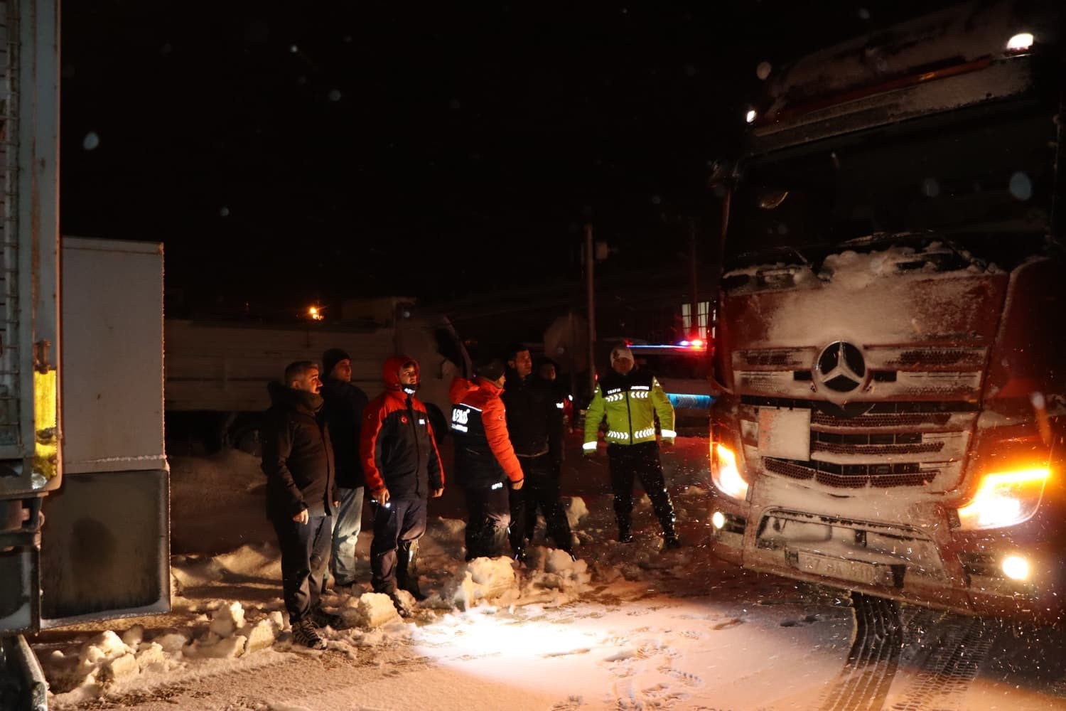 kar-sebebiyle-kapanan-yolda-ekiplerden-vatandaslara-sicak-icecek-ikrami