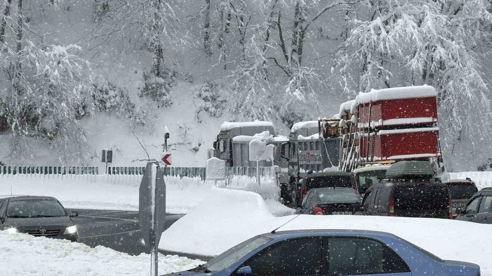 karda-yolda-kalan-tir-2-cekici-ile-kurtarildi