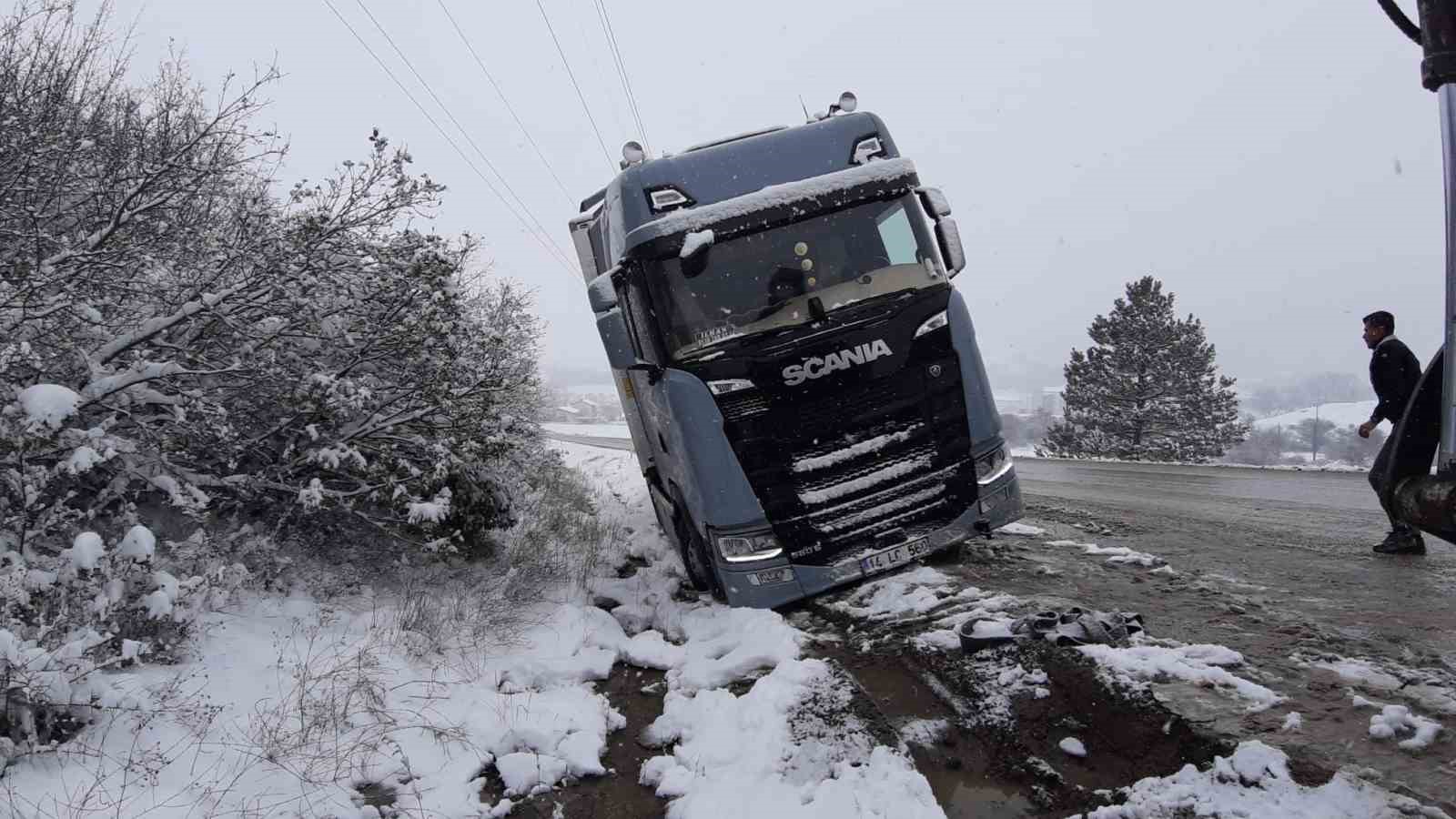 karli-yolda-tir-sarampole-devrildi