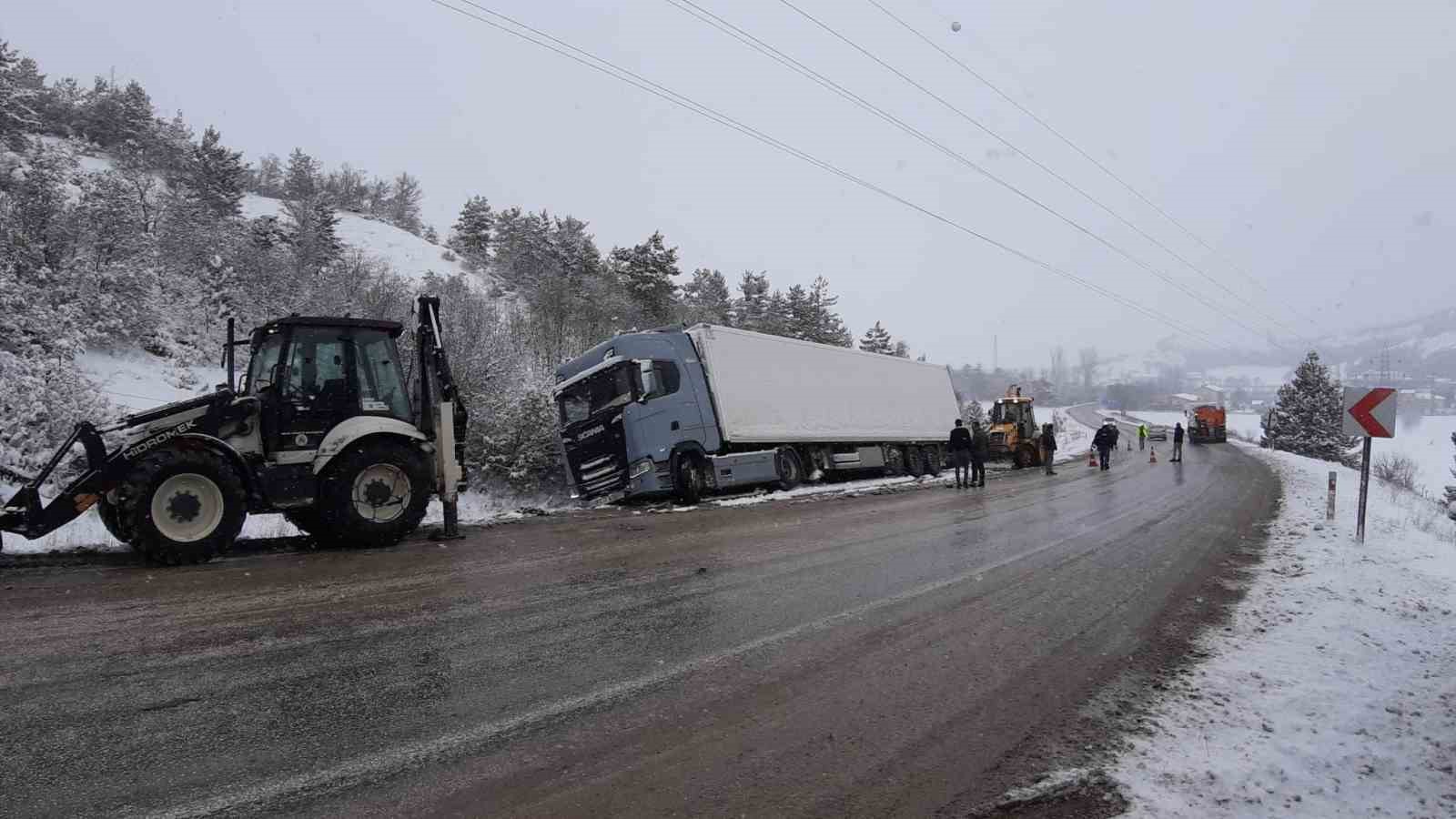 karli-yolda-tir-sarampole-devrildi
