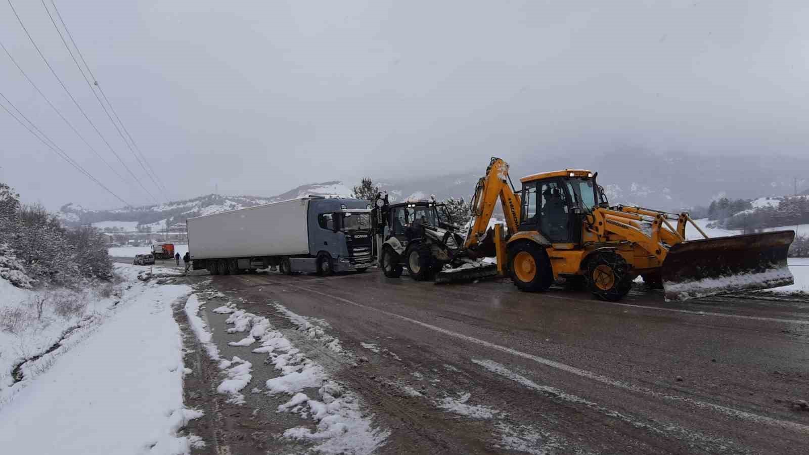 karli-yolda-tir-sarampole-devrildi