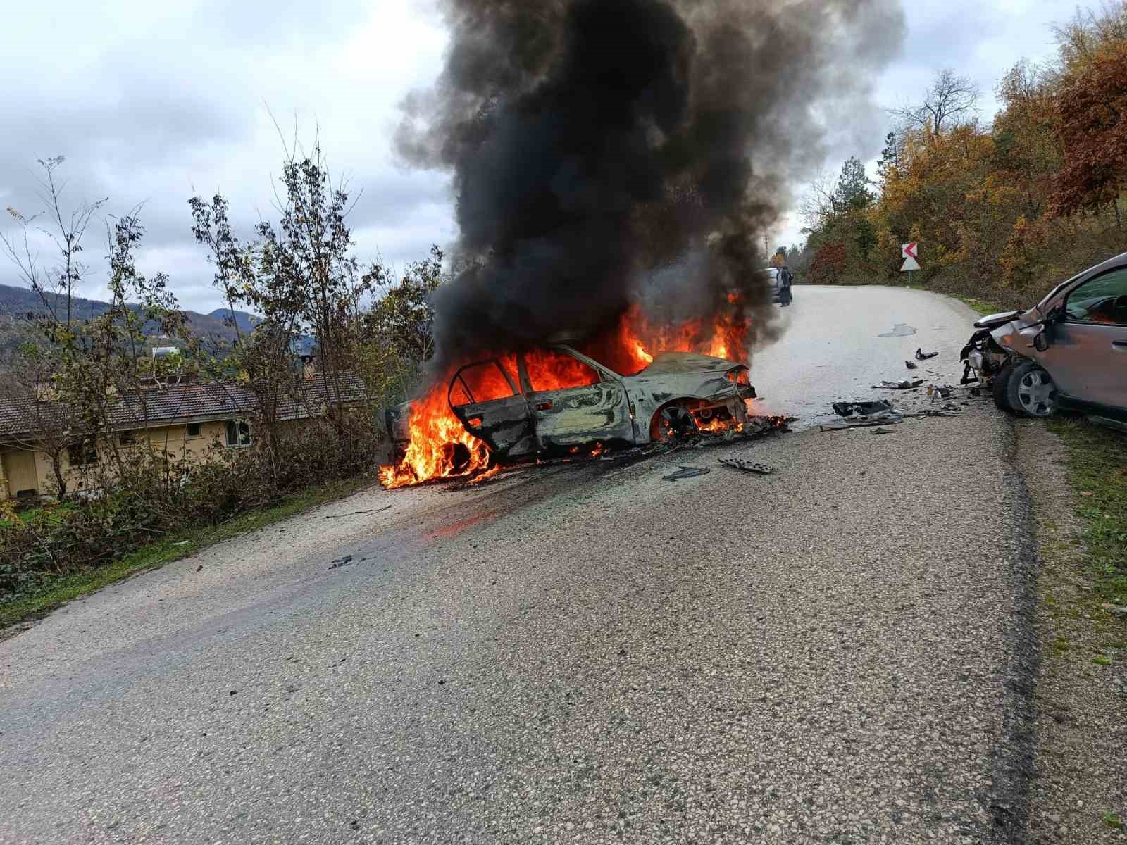 kastamonuda-hafif-ticari-arac-ile-otomobil-carpisti-2-yarali