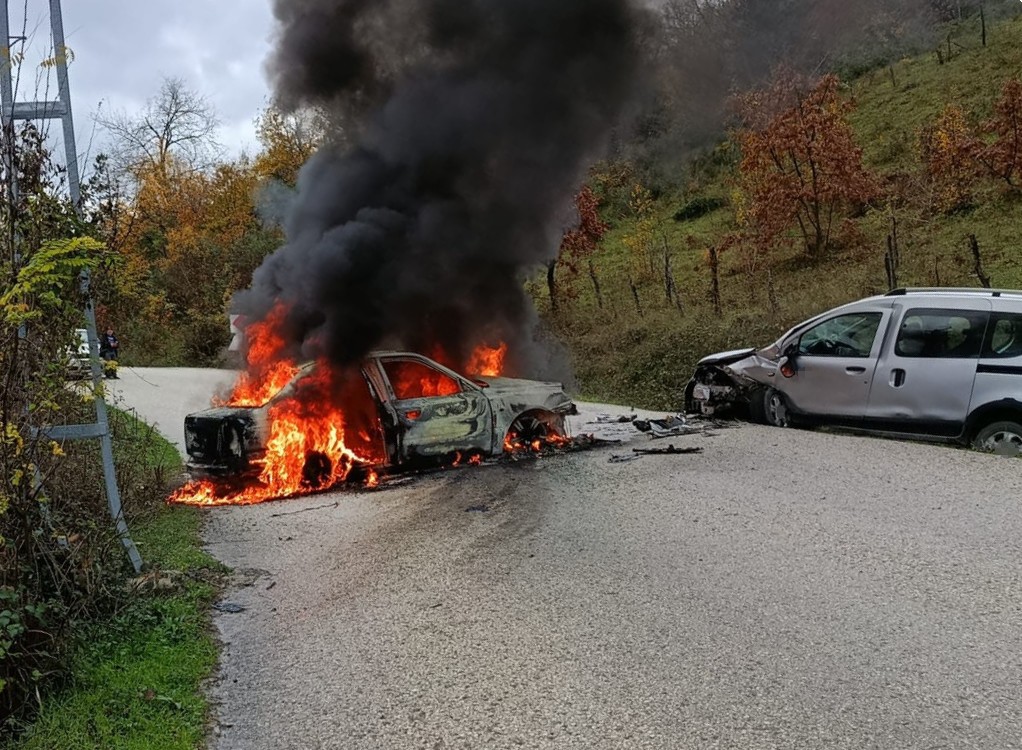 kastamonuda-hafif-ticari-arac-ile-otomobil-carpisti-2-yarali