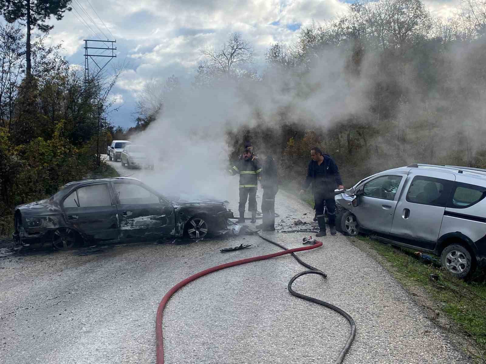 kastamonuda-hafif-ticari-arac-ile-otomobil-carpisti-2-yarali