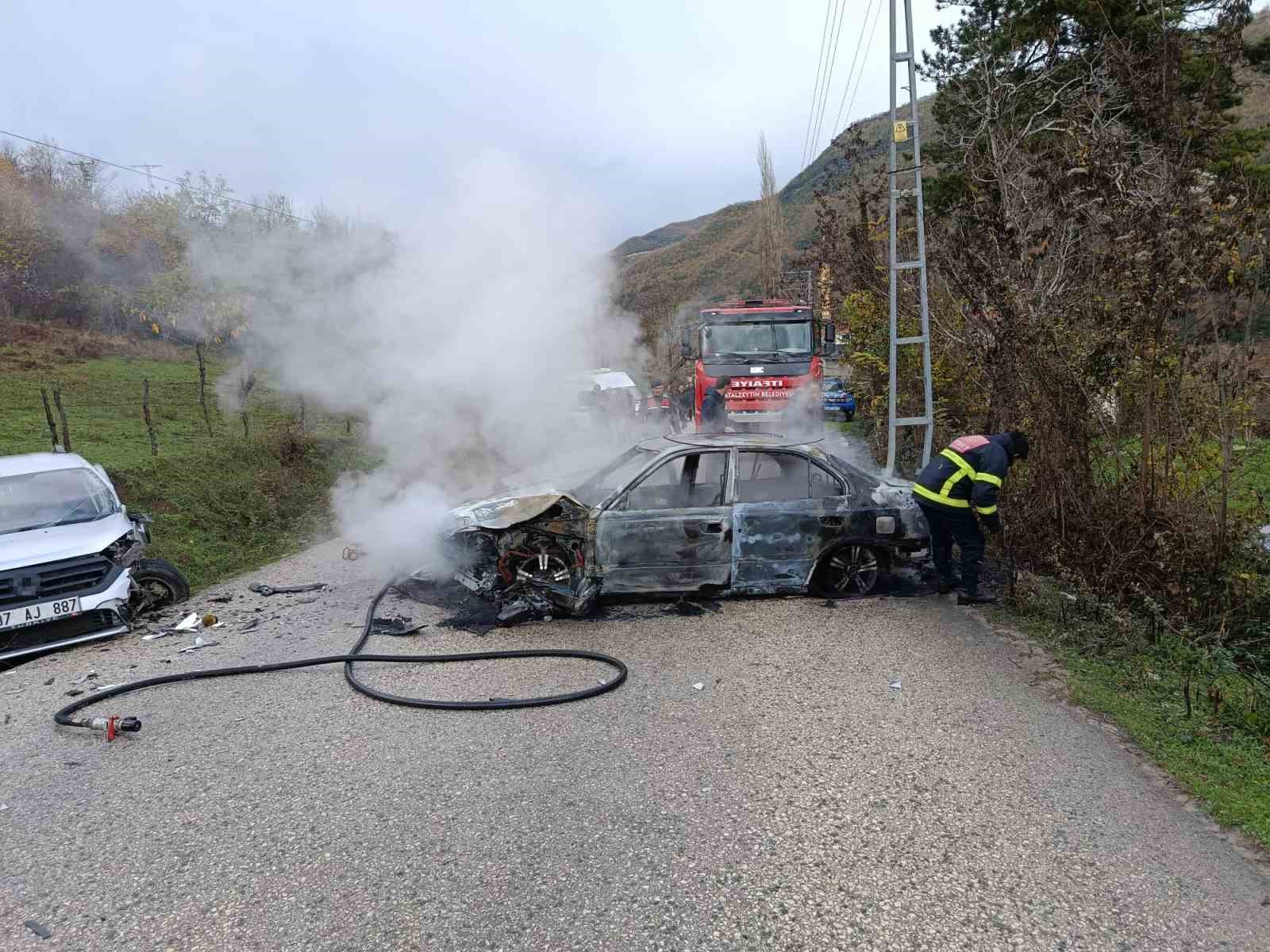 kastamonuda-hafif-ticari-arac-ile-otomobil-carpisti-2-yarali