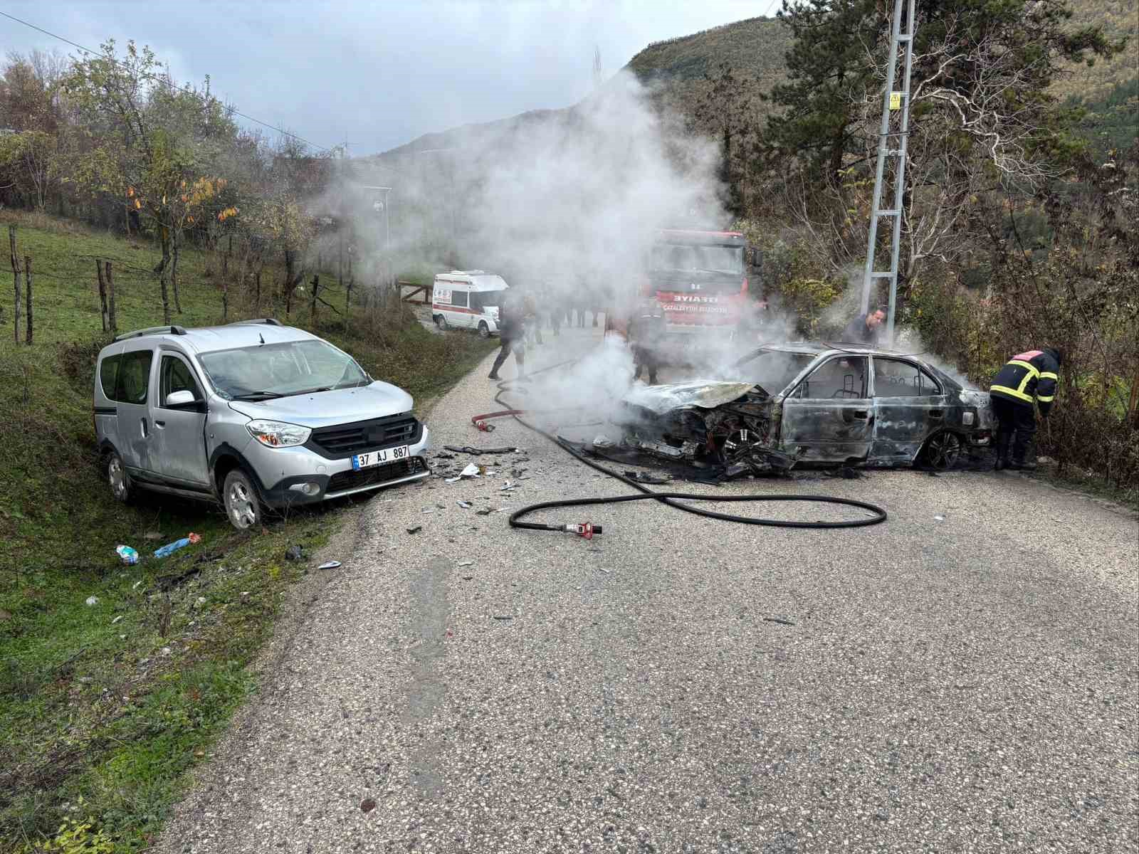 kastamonuda-hafif-ticari-arac-ile-otomobil-carpisti-2-yarali