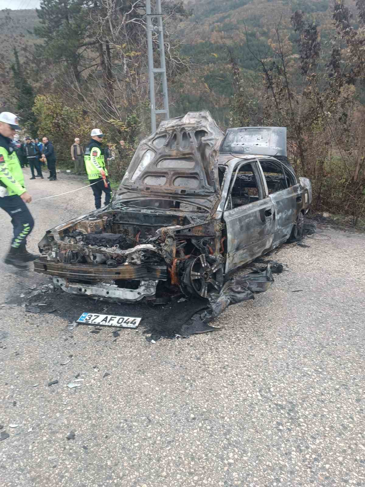 kastamonuda-hafif-ticari-arac-ile-otomobil-carpisti-2-yarali