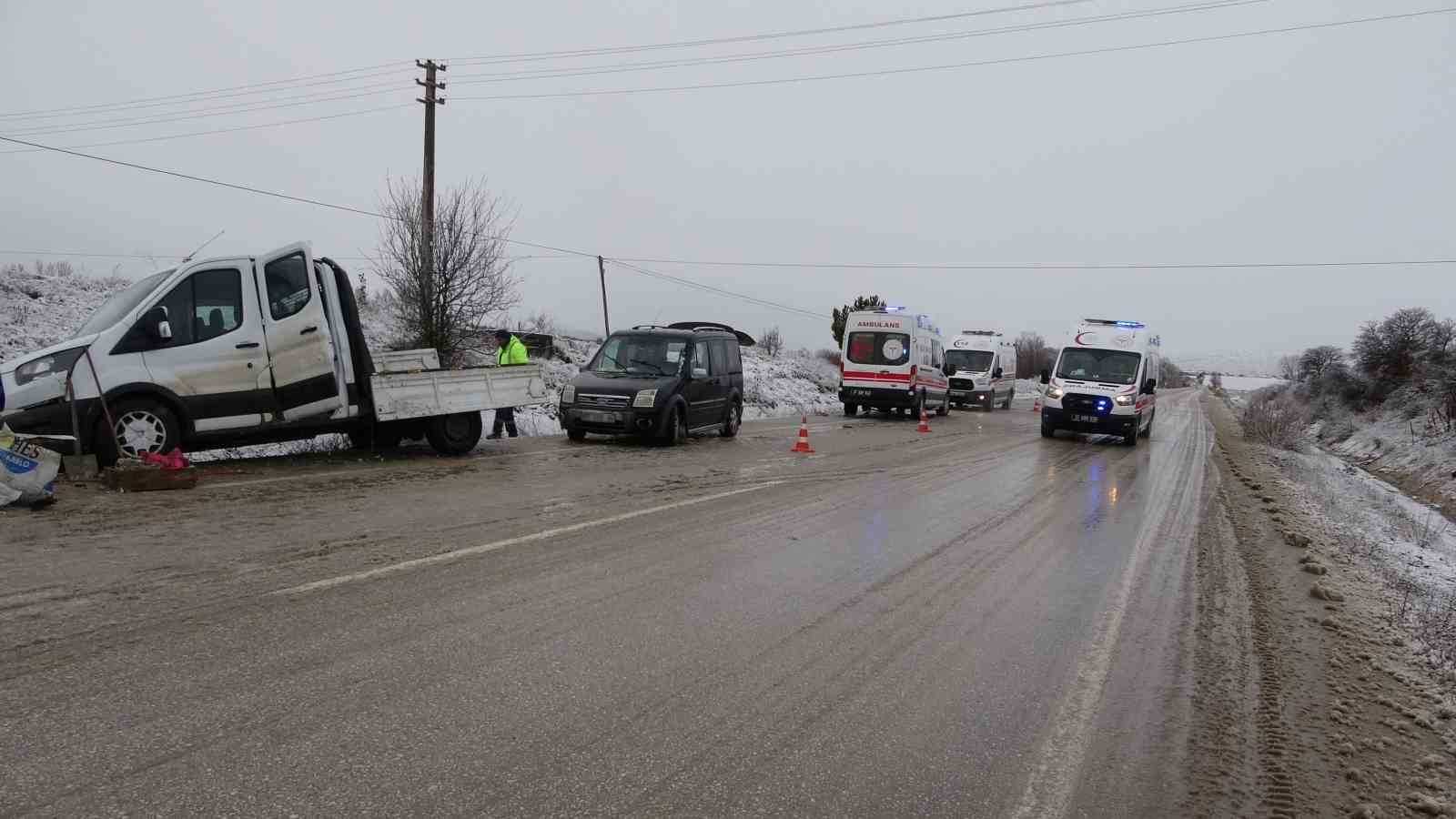 kastamonuda-iscileri-tasiyan-kamyonet-yan-yatti-7-yarali