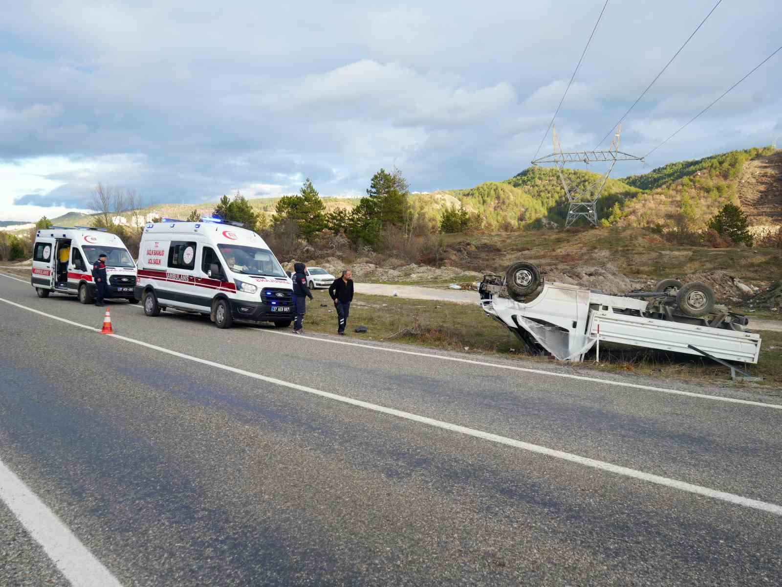 kastamonuda-otomobil-ile-carpisan-kamyonet-ters-dondu-1-olu-1-yarali