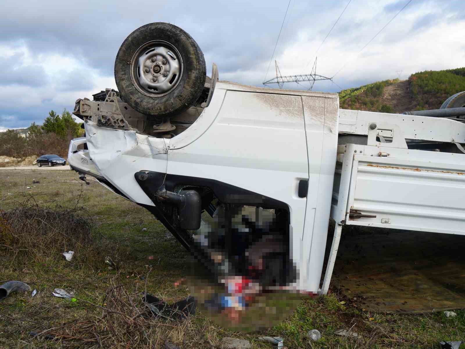 kastamonuda-otomobil-ile-carpisan-kamyonet-ters-dondu-1-olu-1-yarali