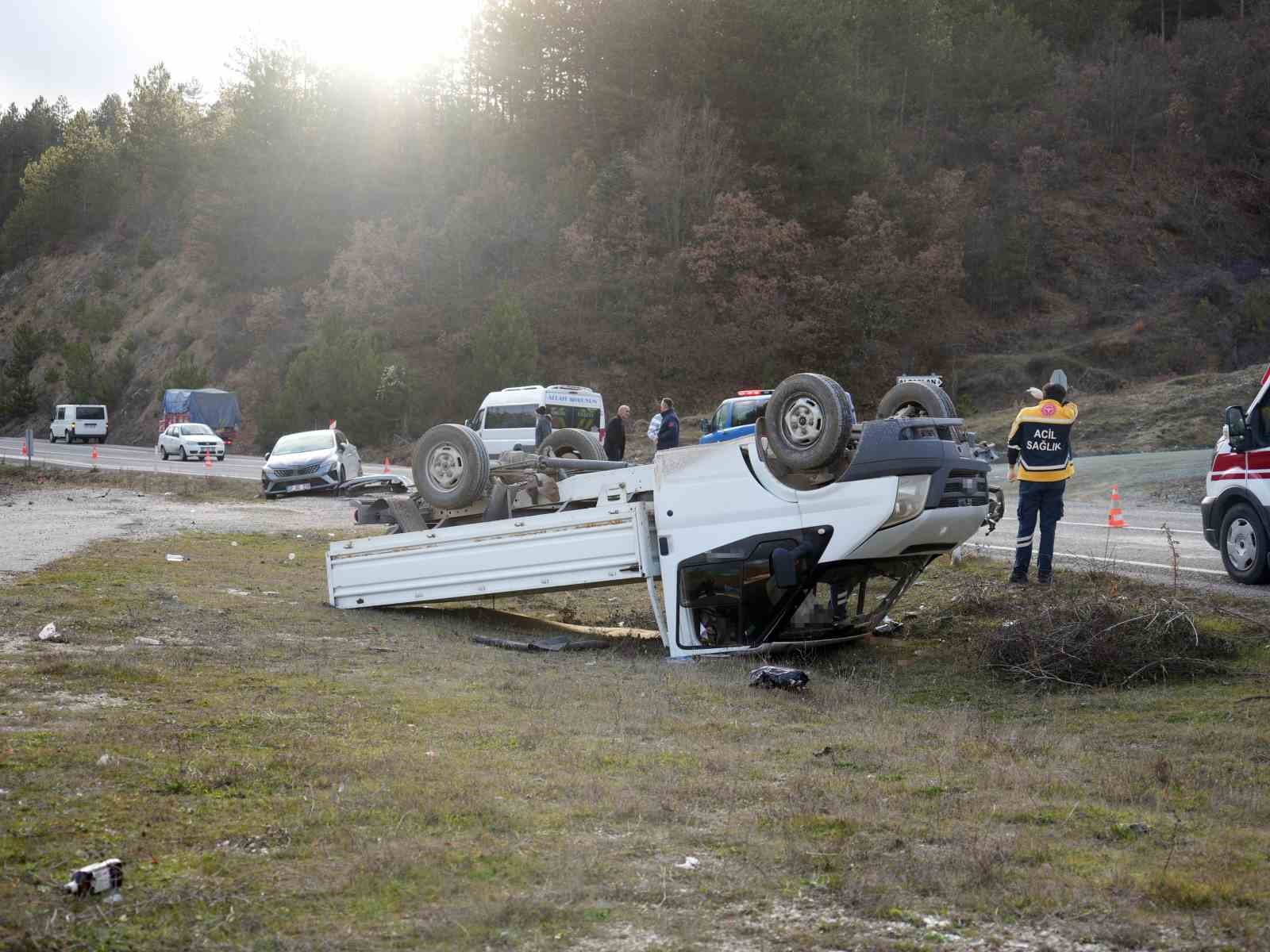 kastamonuda-otomobil-ile-carpisan-kamyonet-ters-dondu-1-olu-1-yarali