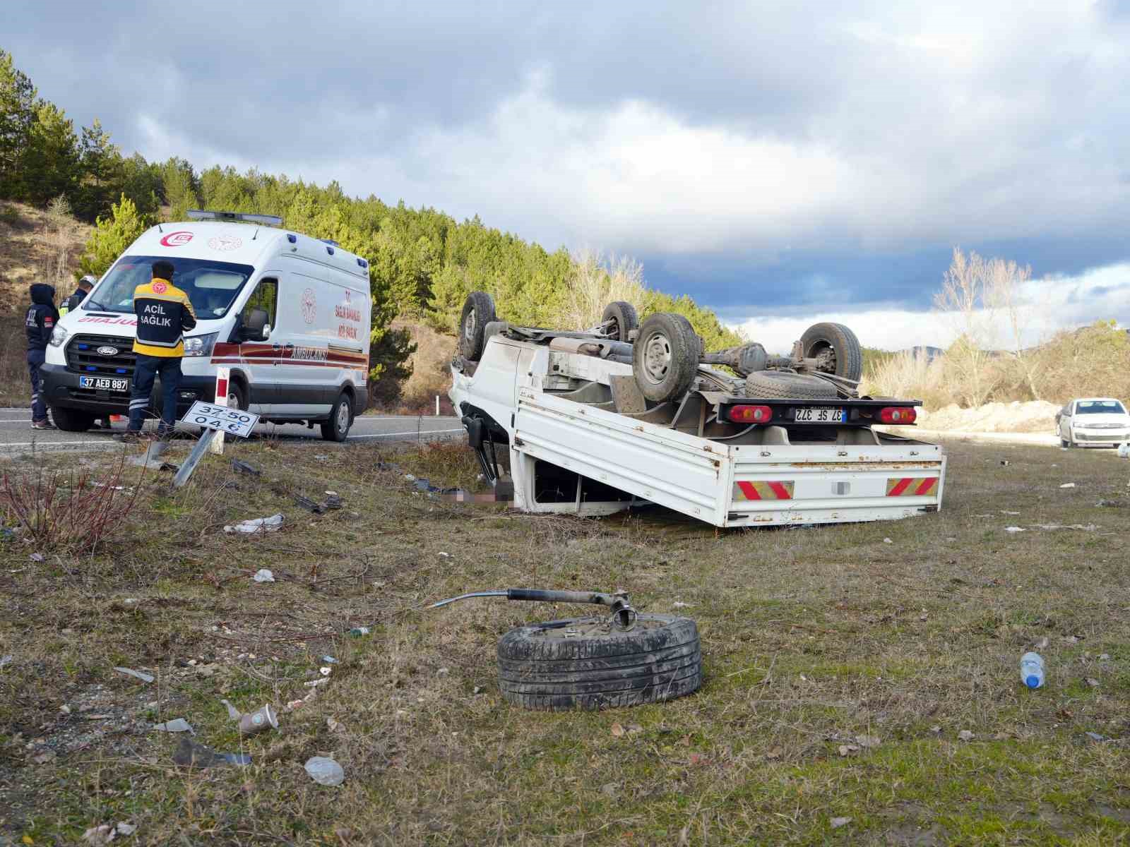 kastamonuda-otomobil-ile-carpisan-kamyonet-ters-dondu-1-olu-1-yarali