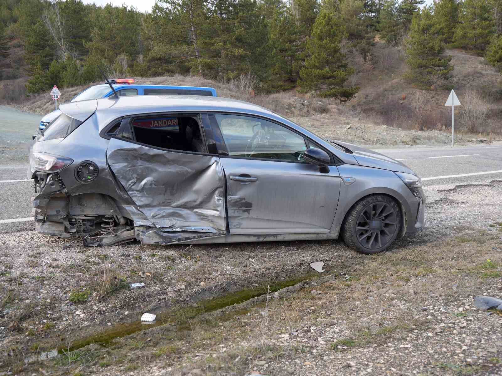 kastamonuda-otomobil-ile-carpisan-kamyonet-ters-dondu-1-olu-1-yarali