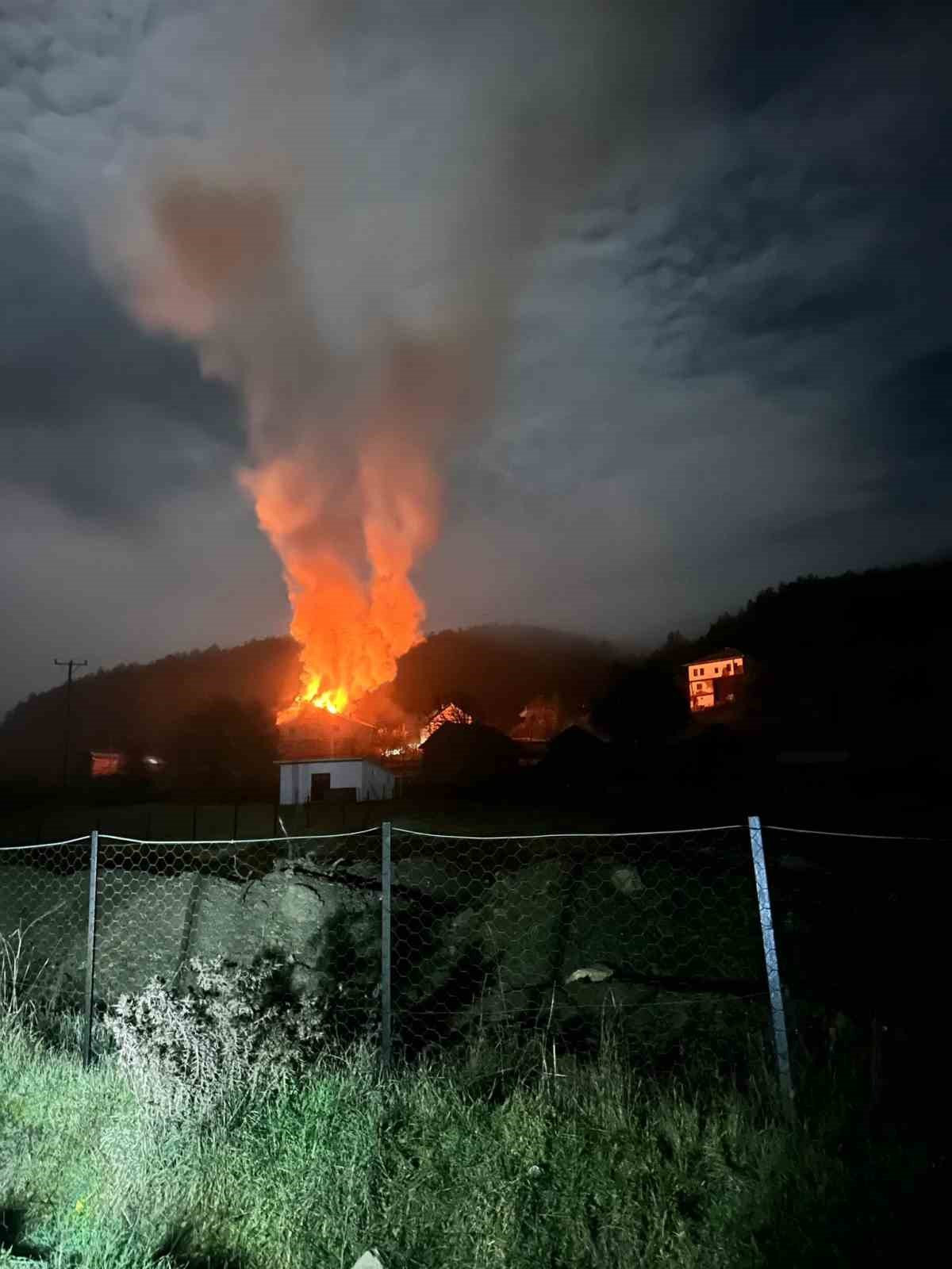 kastamonuda-yanginda-bir-evin-catisi-kullanilamaz-hale-geldi