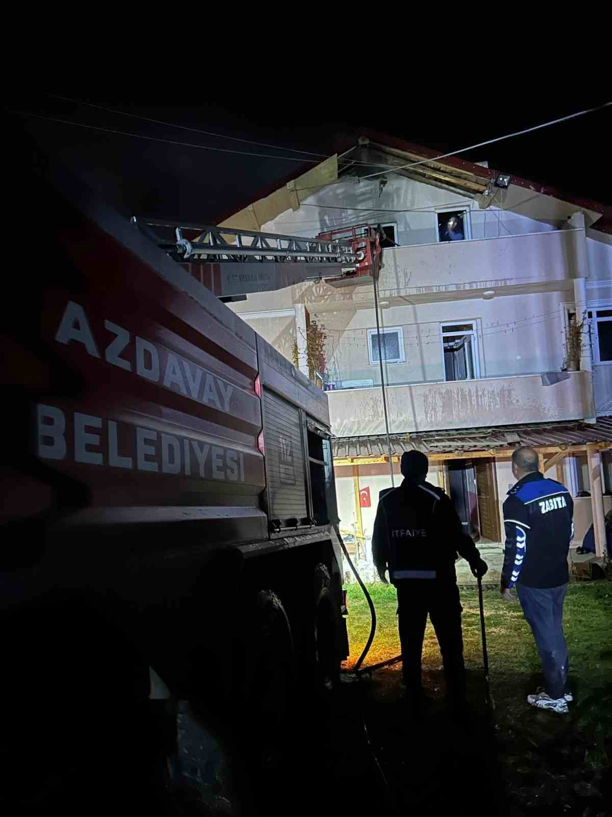 kastamonuda-yanginda-bir-evin-catisi-kullanilamaz-hale-geldi