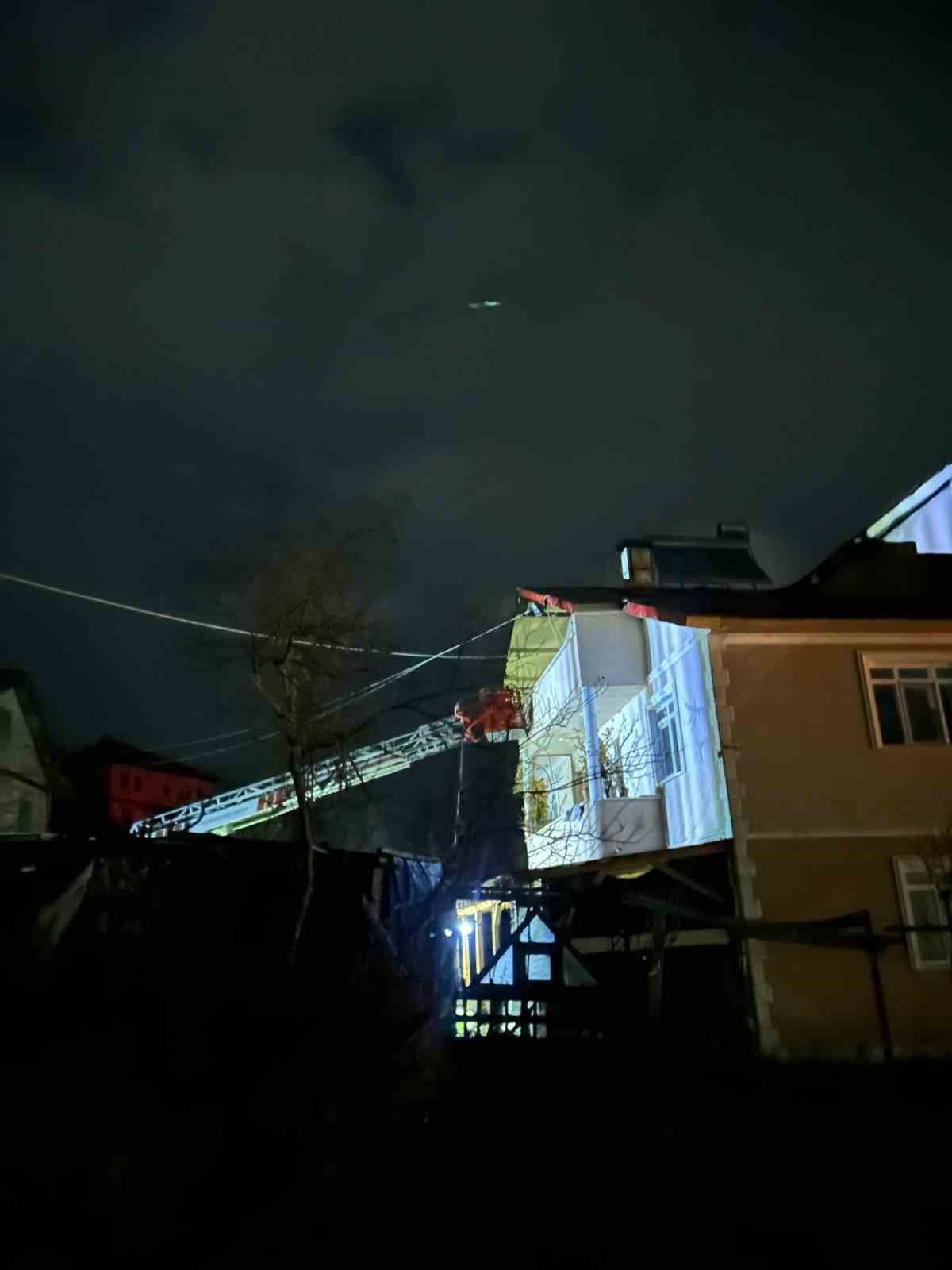 kastamonuda-yanginda-bir-evin-catisi-kullanilamaz-hale-geldi