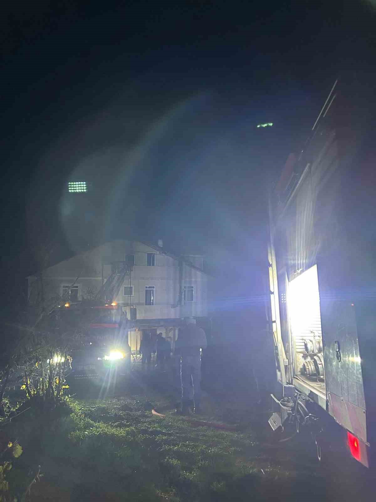 kastamonuda-yanginda-bir-evin-catisi-kullanilamaz-hale-geldi