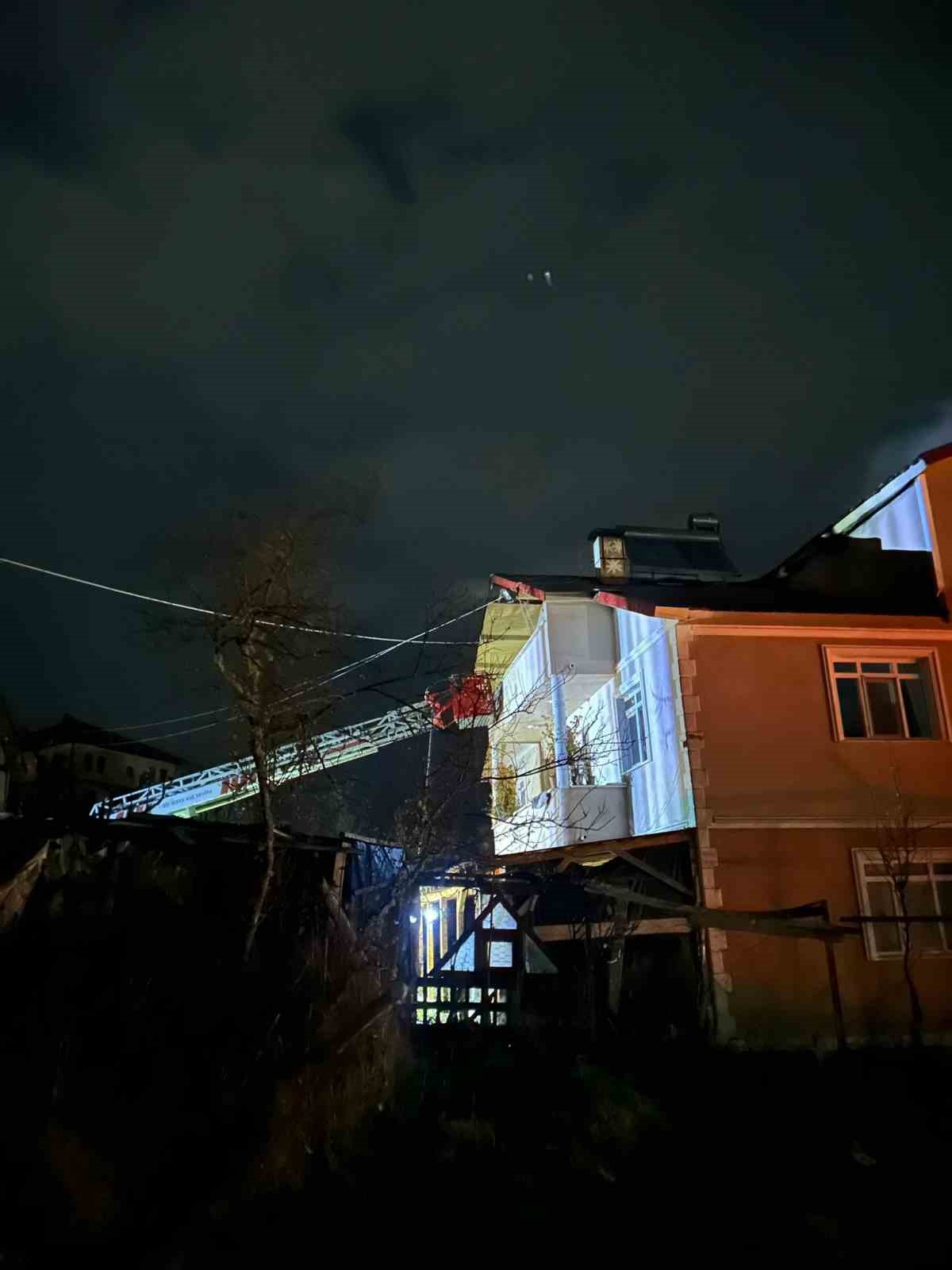 kastamonuda-yanginda-bir-evin-catisi-kullanilamaz-hale-geldi