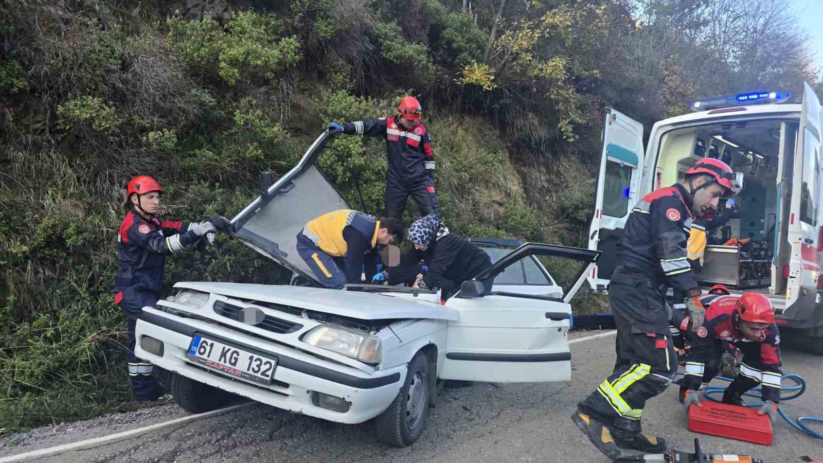 kaya-parcasi-otomobilin-uzerine-dustu-5-yarali