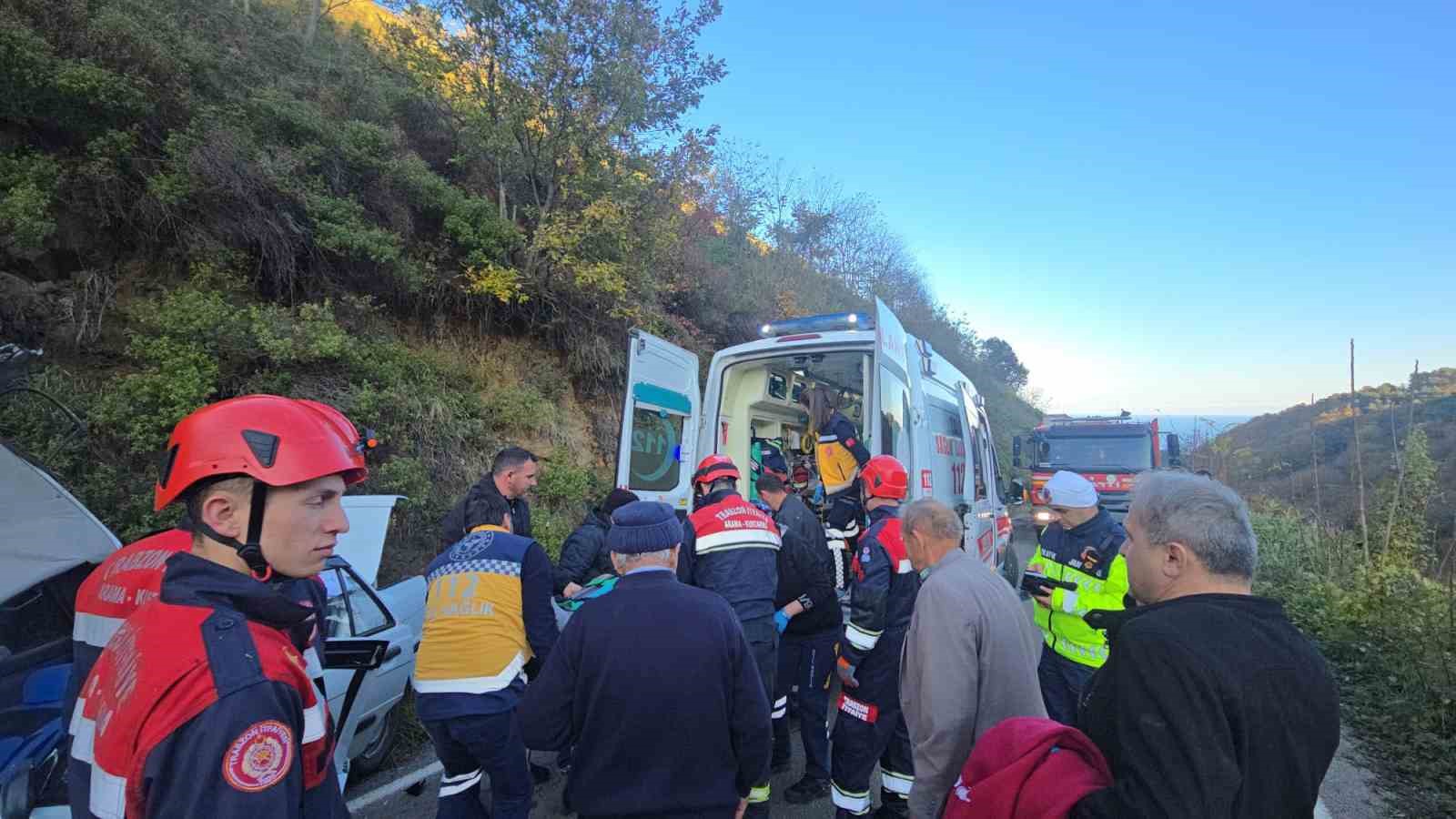 kaya-parcasi-otomobilin-uzerine-dustu-5-yarali