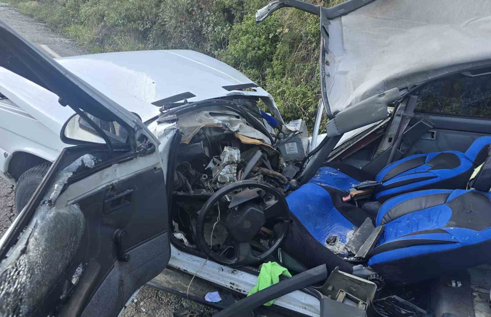 kaya-parcasi-otomobilin-uzerine-dustu-5-yarali