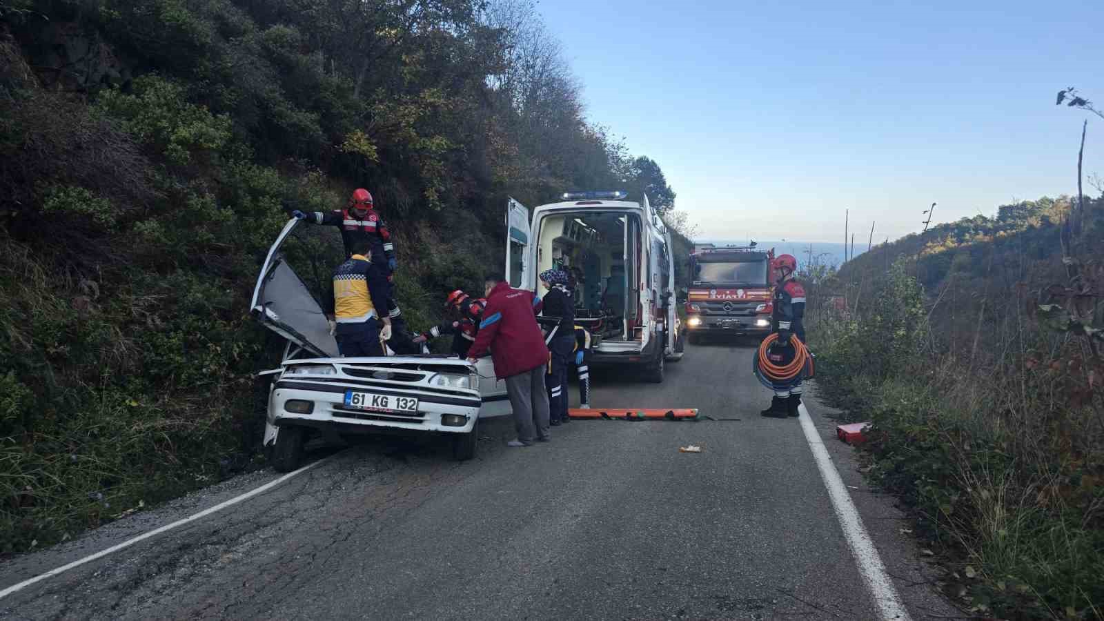 kaya-parcasi-otomobilin-uzerine-dustu-5-yarali