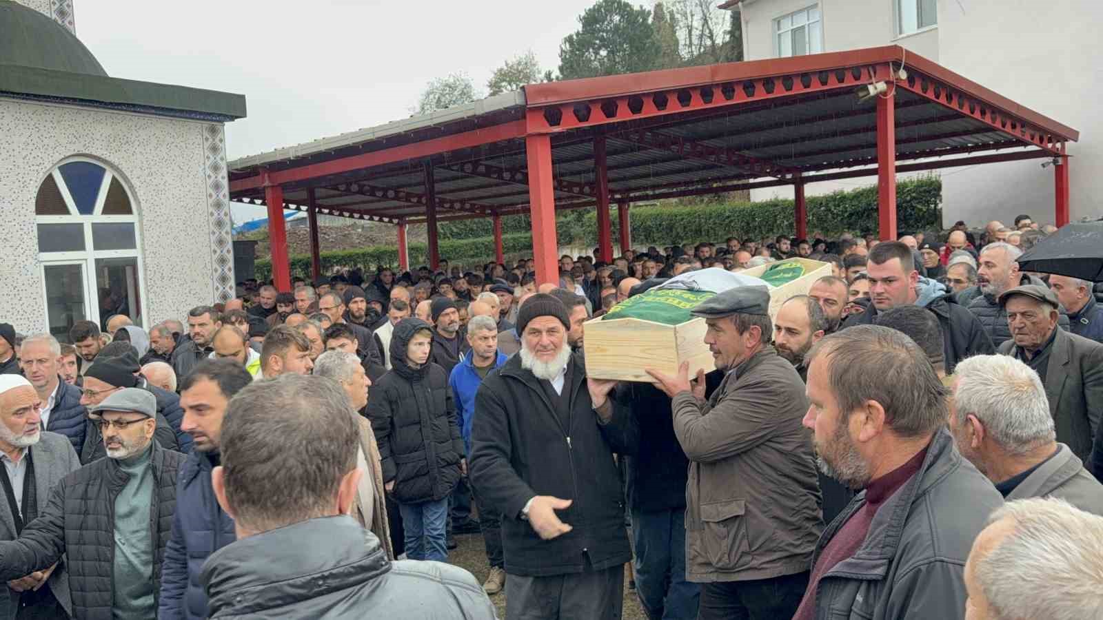 kolunu-silaj-makinesine-kaptirarak-olen-cocuk-topraga-verildi