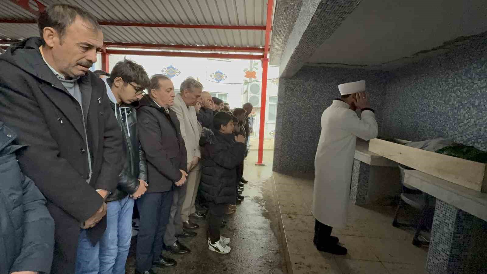 kolunu-silaj-makinesine-kaptirarak-olen-cocuk-topraga-verildi