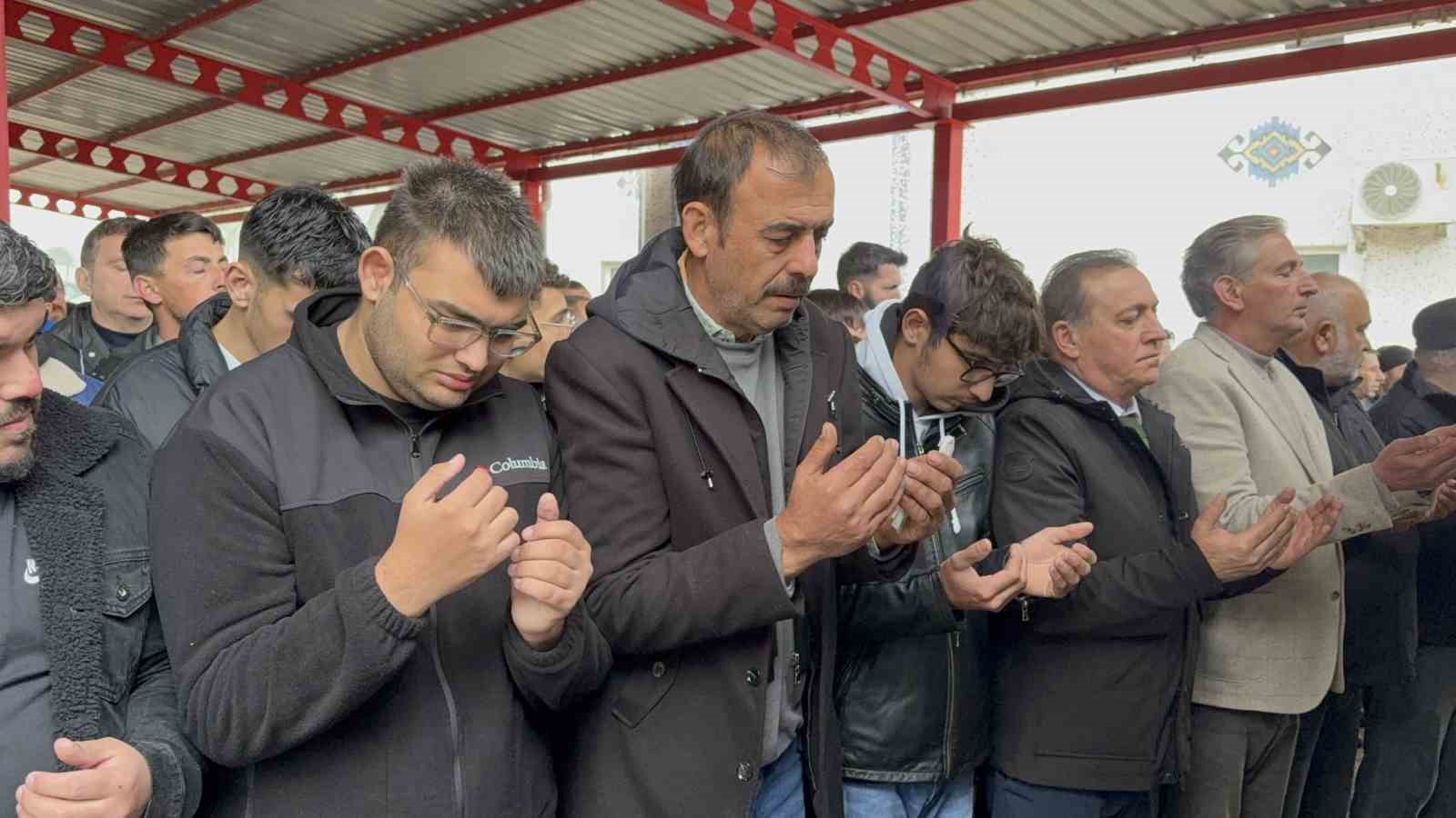 kolunu-silaj-makinesine-kaptirarak-olen-cocuk-topraga-verildi