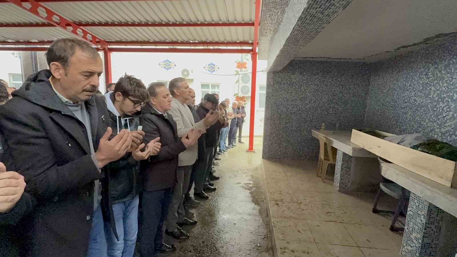 kolunu-silaj-makinesine-kaptirarak-olen-cocuk-topraga-verildi