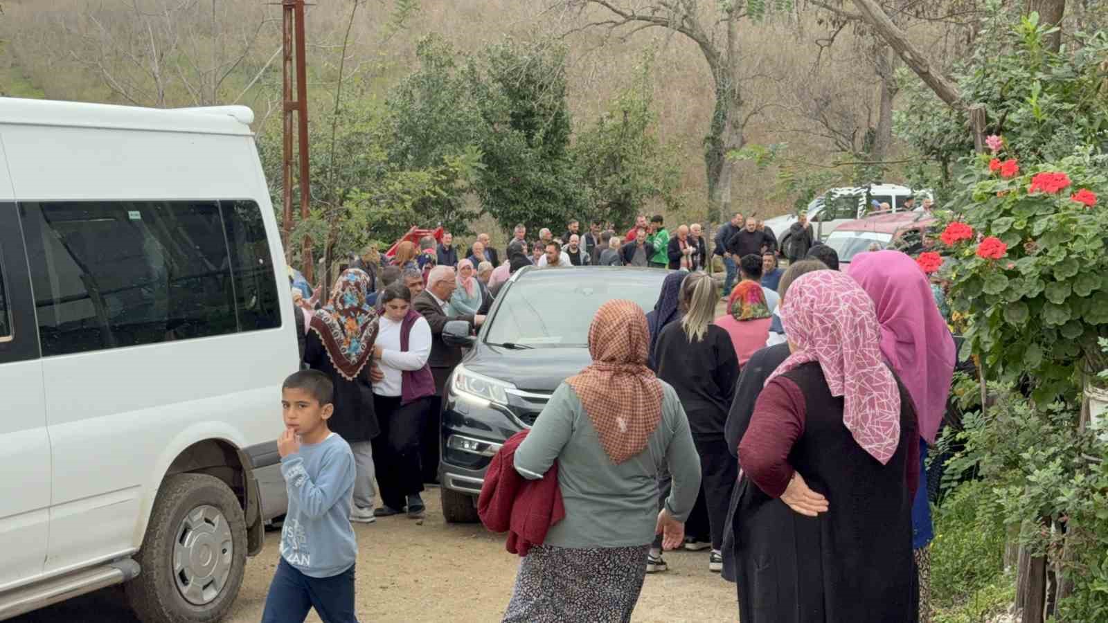 komsusuna-agac-kesiminde-yardim-ederken-hayatini-kaybetti