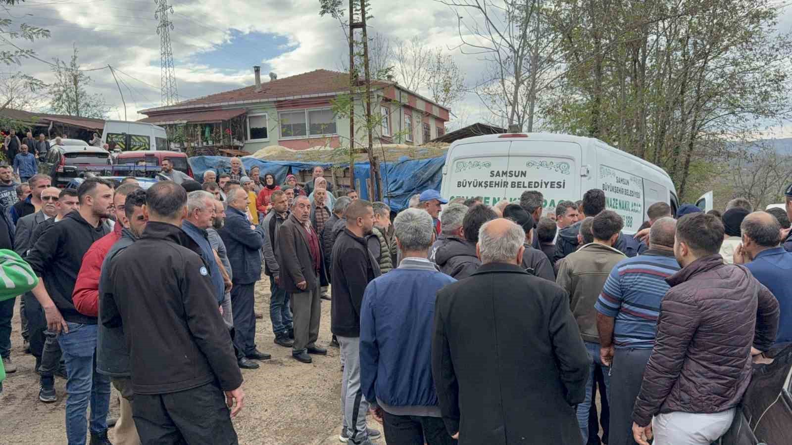 komsusuna-agac-kesiminde-yardim-ederken-hayatini-kaybetti