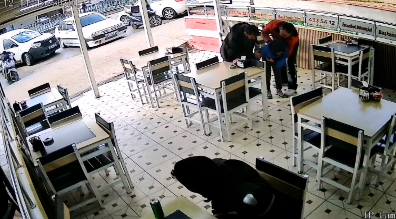 kurye-heimlich-manevrasiyla-bogulan-cocugu-kurtardi-o-anlar-kamerada