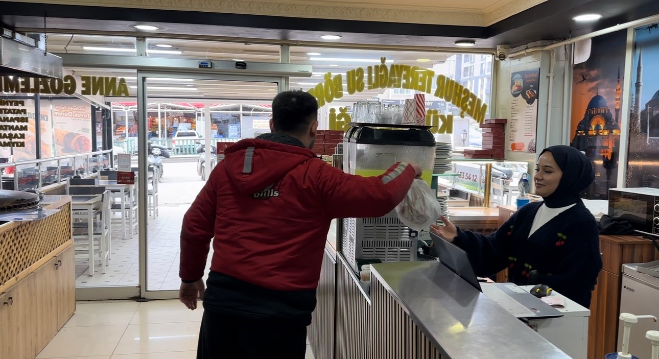 kurye-heimlich-manevrasiyla-bogulan-cocugu-kurtardi-o-anlar-kamerada