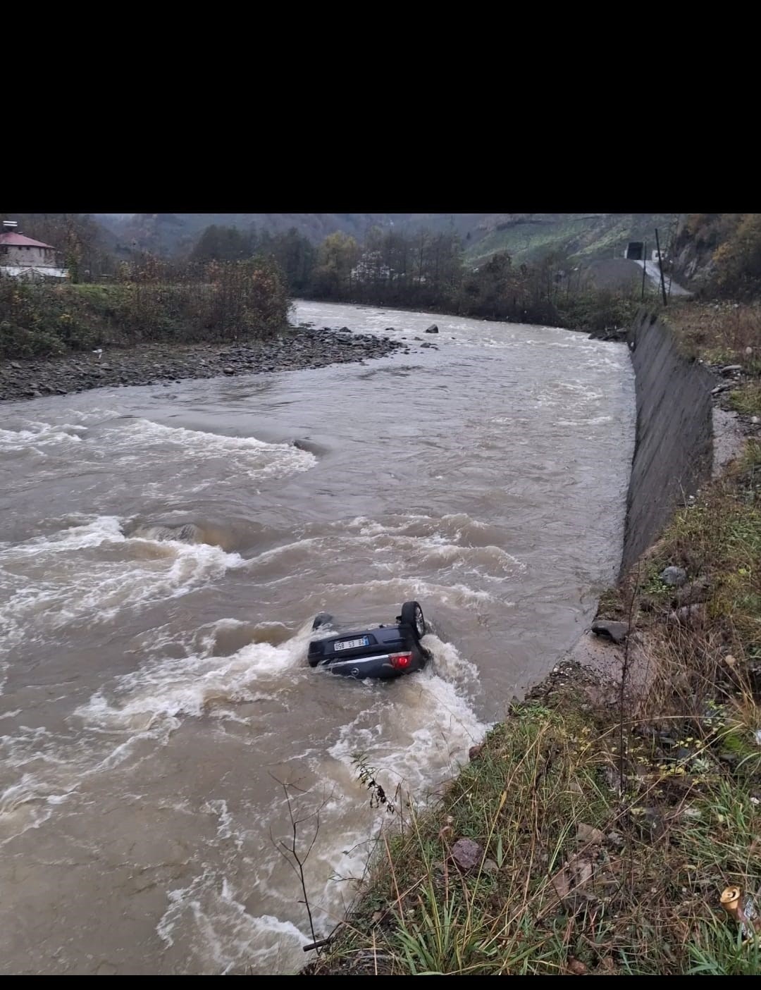 mezar-yeri-bakmaya-giderken-dereye-ucan-aracta-hayatlarini-kaybettiler