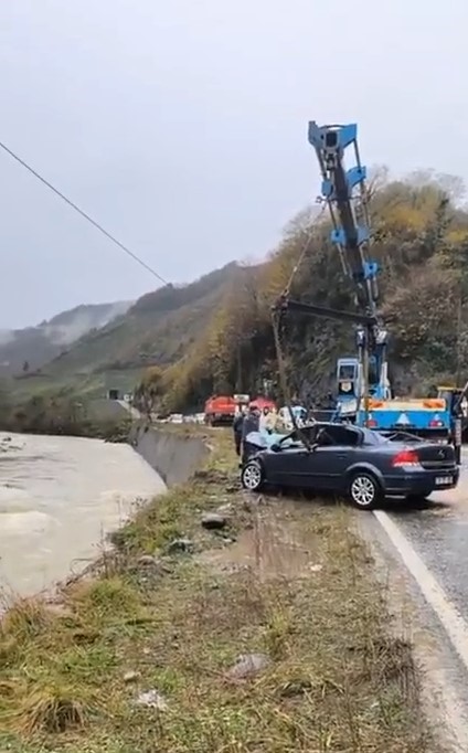 mezar-yeri-bakmaya-giderken-dereye-ucan-aracta-hayatlarini-kaybettiler