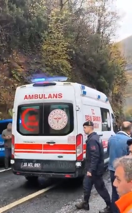 mezar-yeri-bakmaya-giderken-dereye-ucan-aracta-hayatlarini-kaybettiler