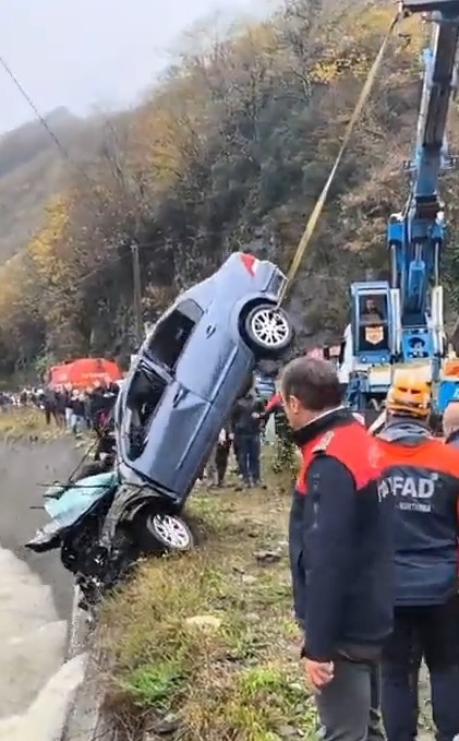 mezar-yeri-bakmaya-giderken-dereye-ucan-aracta-hayatlarini-kaybettiler