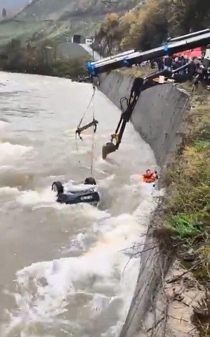 mezar-yeri-bakmaya-giderken-dereye-ucan-aracta-hayatlarini-kaybettiler