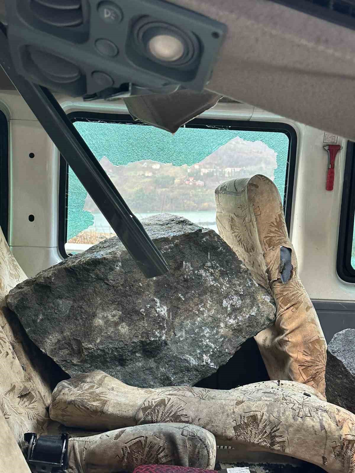 minibusun-uzerine-dev-kayalar-dustu-3-kisi-sans-eseri-kurtuldu