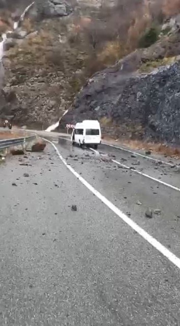 minibusun-uzerine-dev-kayalar-dustu-3-kisi-sans-eseri-kurtuldu