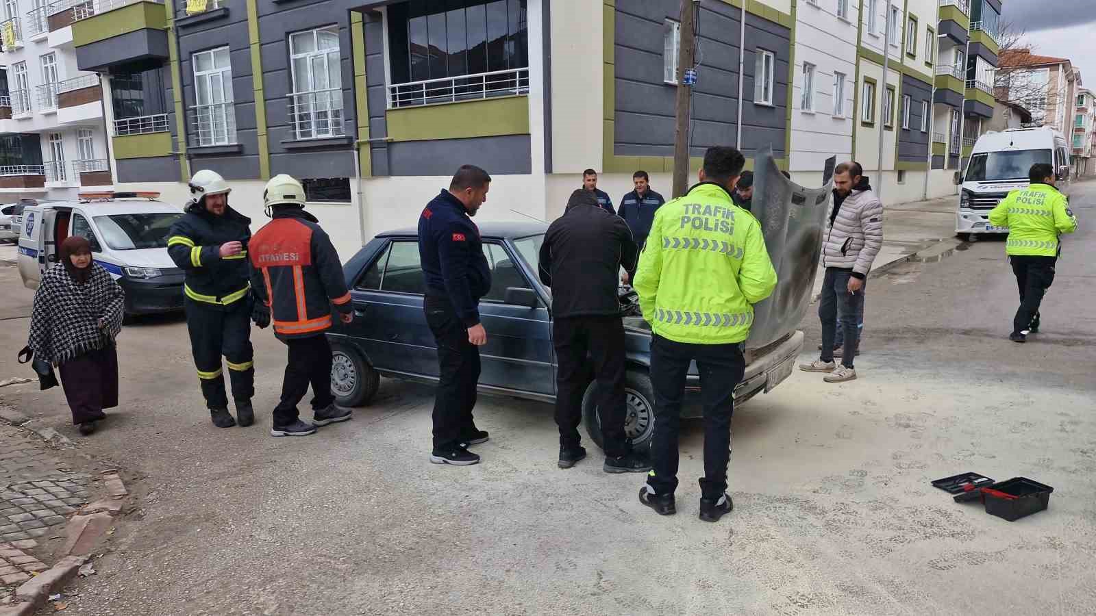 motor-kismi-tutusan-otomobili-yanmaktan-itfaiye-kurtardi