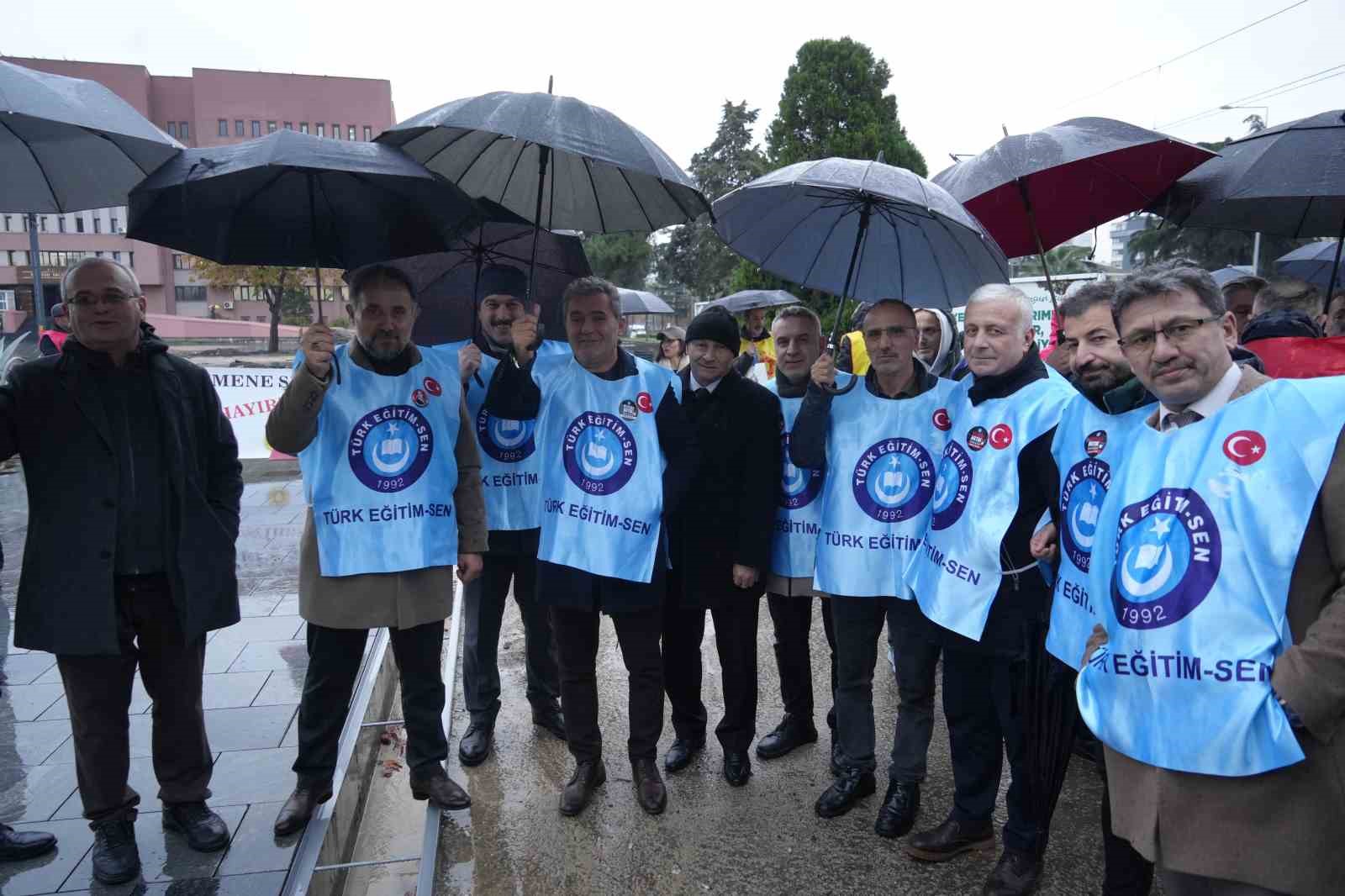 ogrencilerden-ogretmene-siddete-sendikalardan-tepki