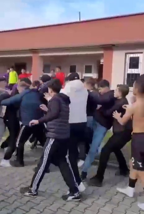 ogrencilerden-ogretmene-siddete-sendikalardan-tepki