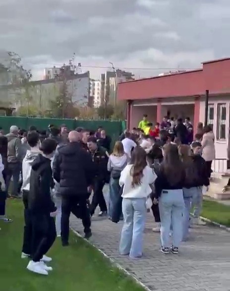 ogrencilerden-ogretmene-siddete-sendikalardan-tepki